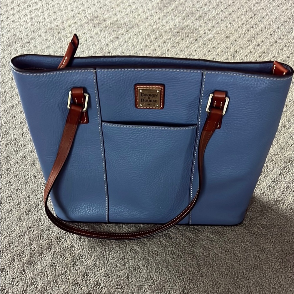 Dooney & Bourke Blue Tote Handbag with Structured Shape and Textured Leather